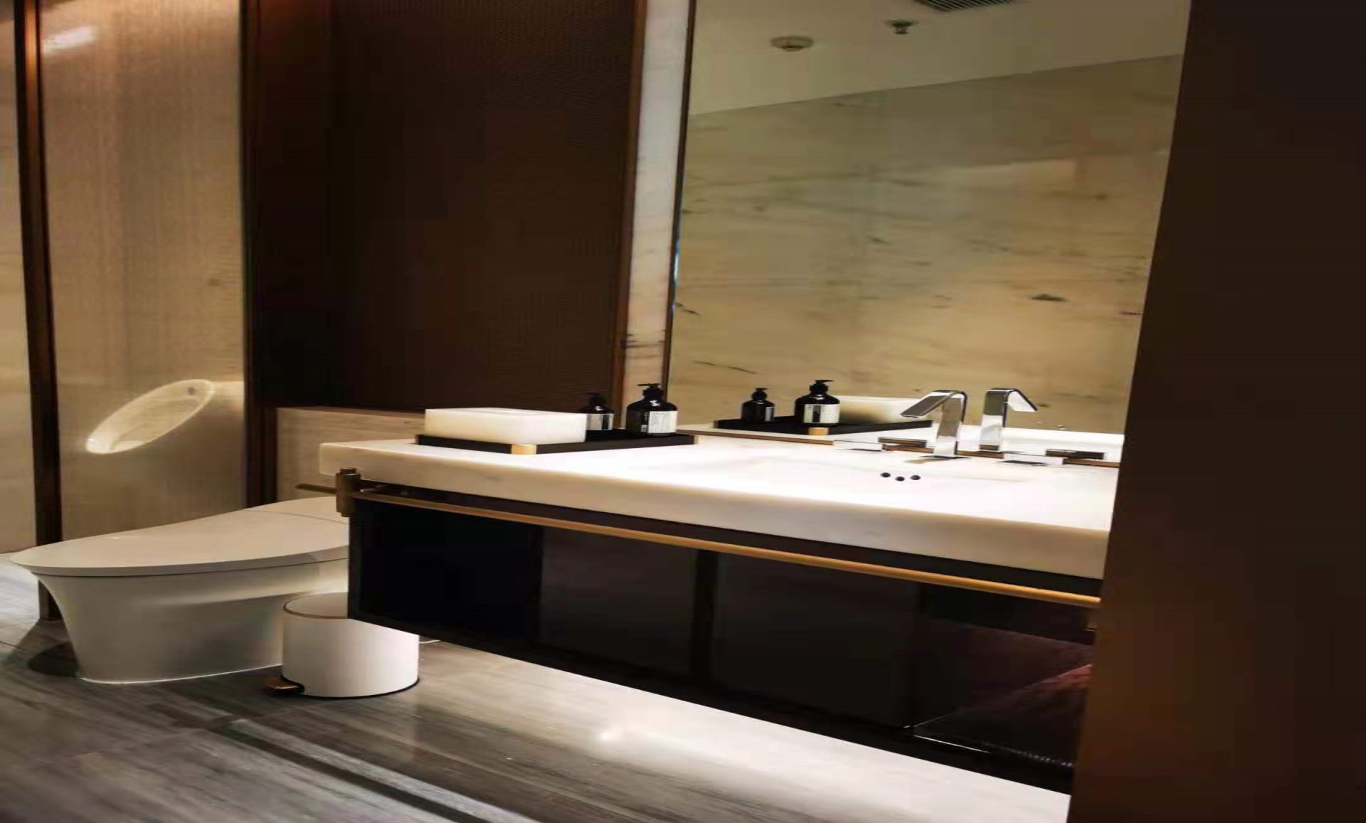 亮光烤漆定制卫浴柜